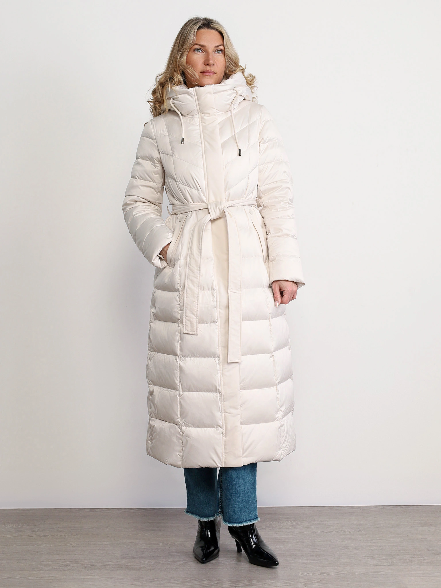 Пуховик светло-бежевого цвета с капюшоном